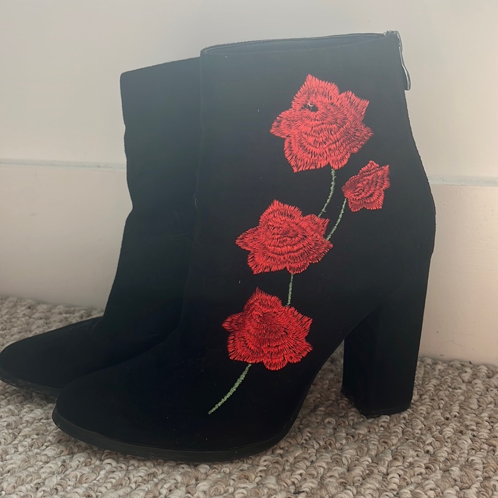 Black embroidered rose heeled boots
